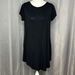 SUPERLINE BLACK MEDIUM SHORT SLEEVED ASYMMETRICAL HEM TSHIRT